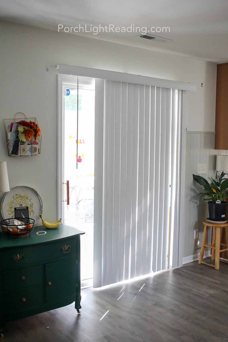 Side view of broken blinds. 