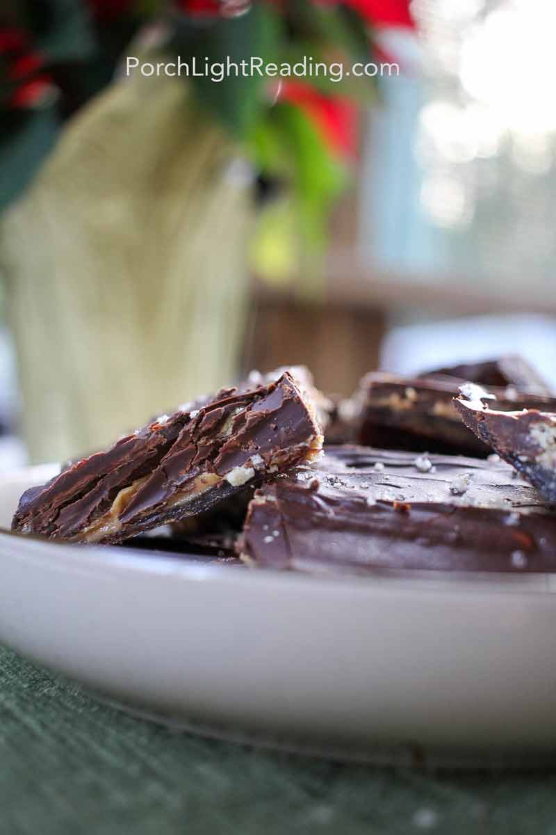 Date bark recipe with chocolate, peanut butter, and saltine crackers.
