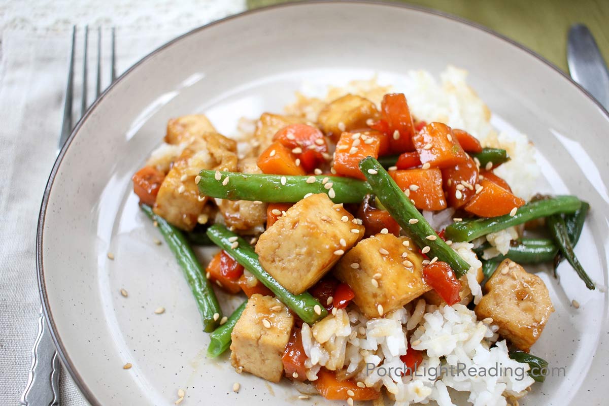 Tofu, rice, green beans, red peppers, and carrots, served with a sweet and spicy sauce.
