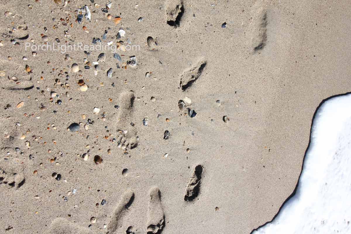 Footprings in the sand. 
