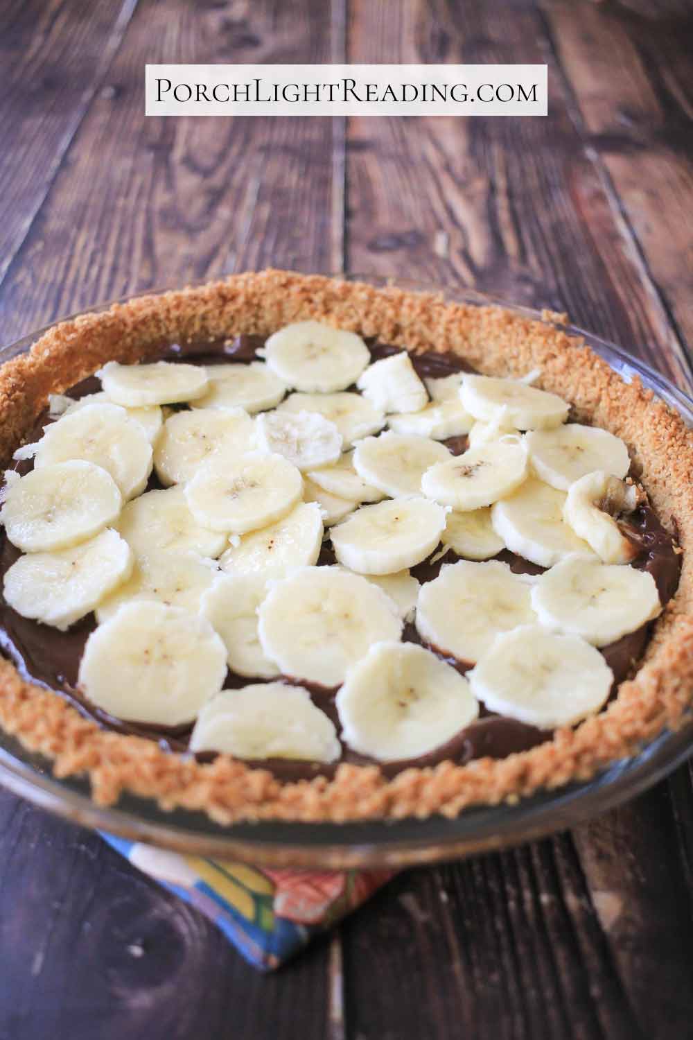 Easy banana cream pie with fresh bananas on top. 